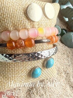 QUARTZ AND JADE Orange Agate Bead Bracelet with Silver turquoise stud set